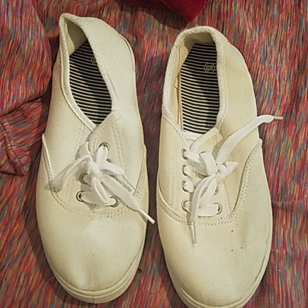 Canvas shoes